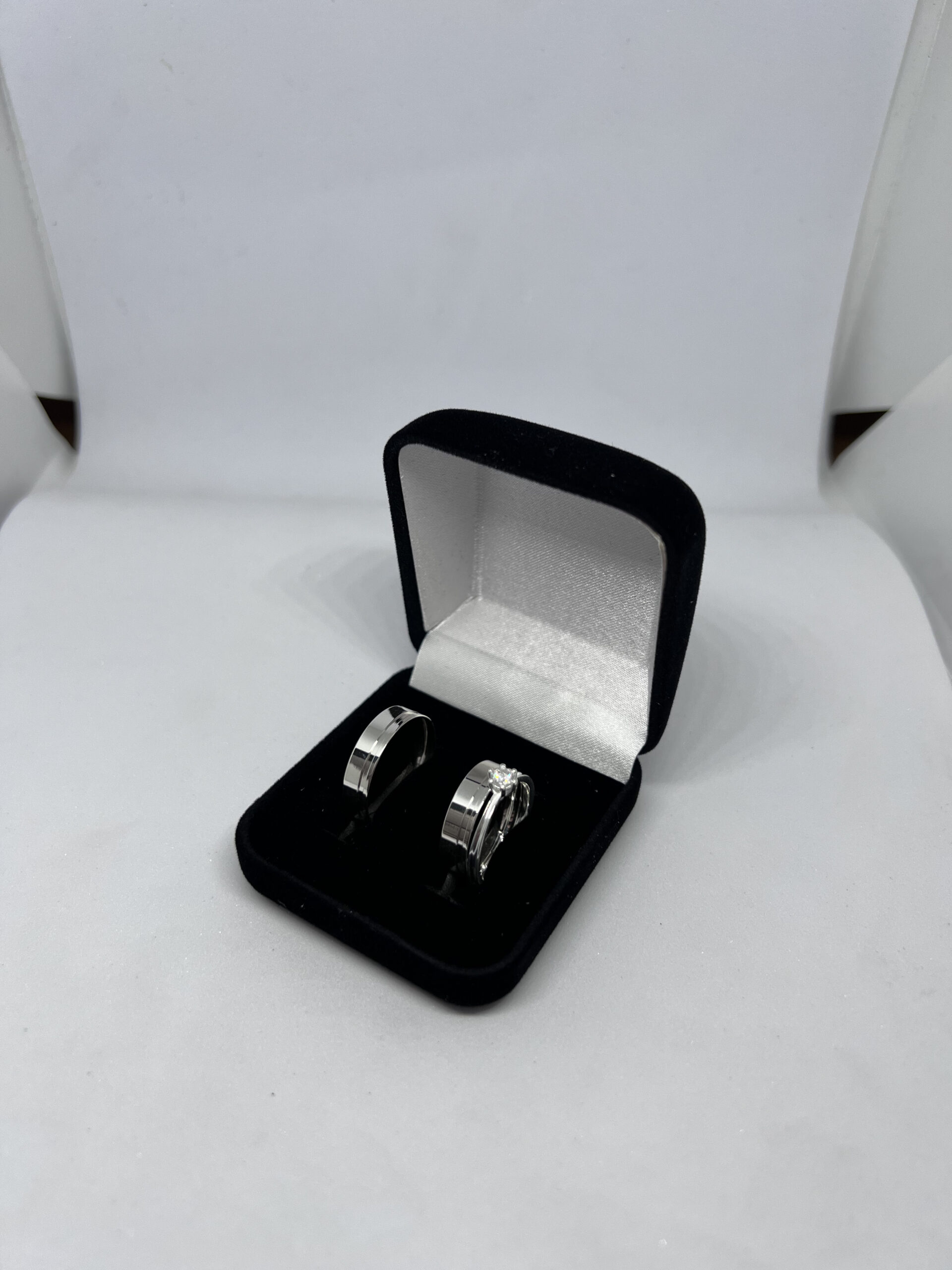 Aliança 5 milímetros reta com friso e solitário - Imagem 2