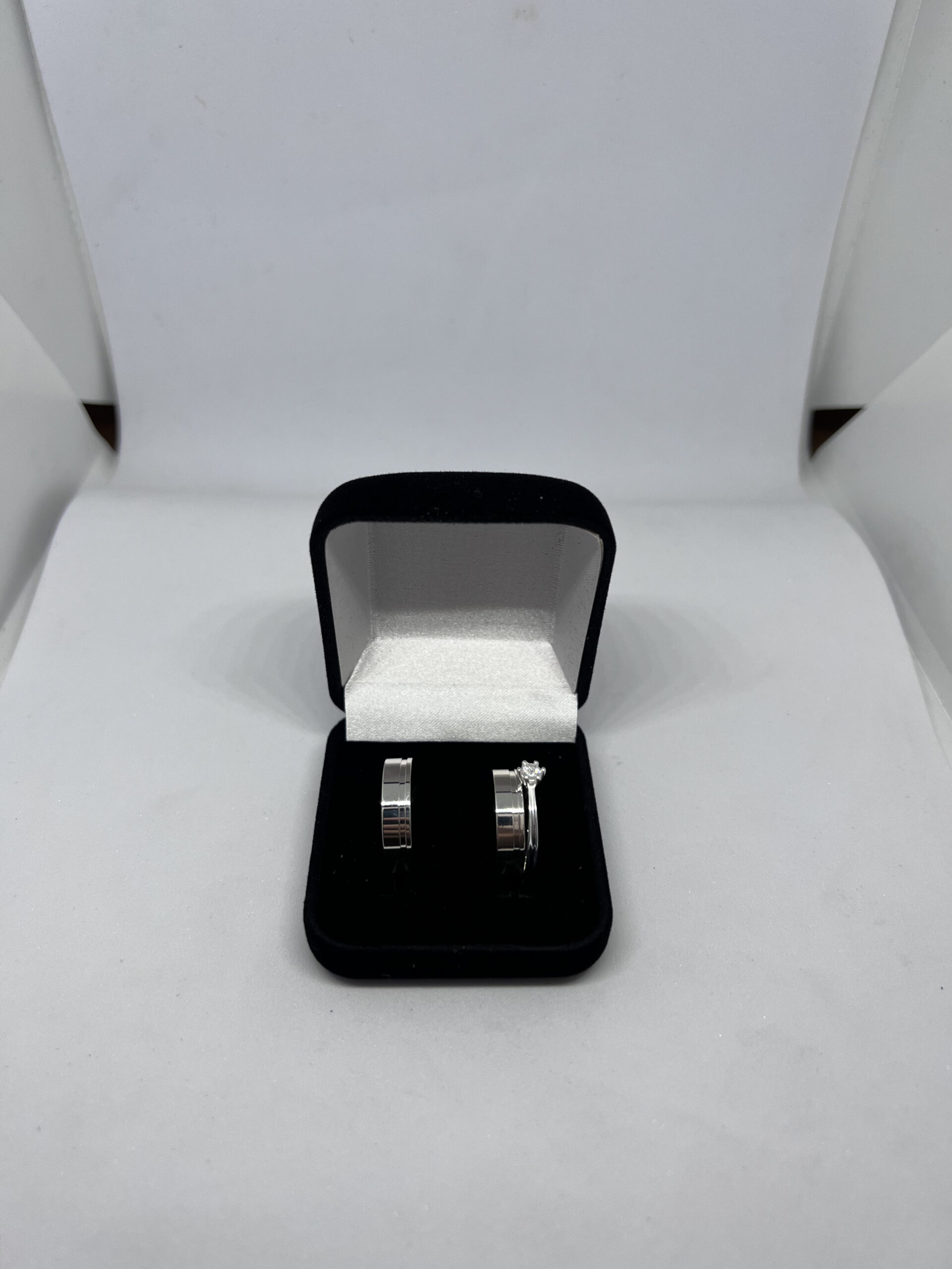 Aliança 5 milímetros reta com friso e solitário