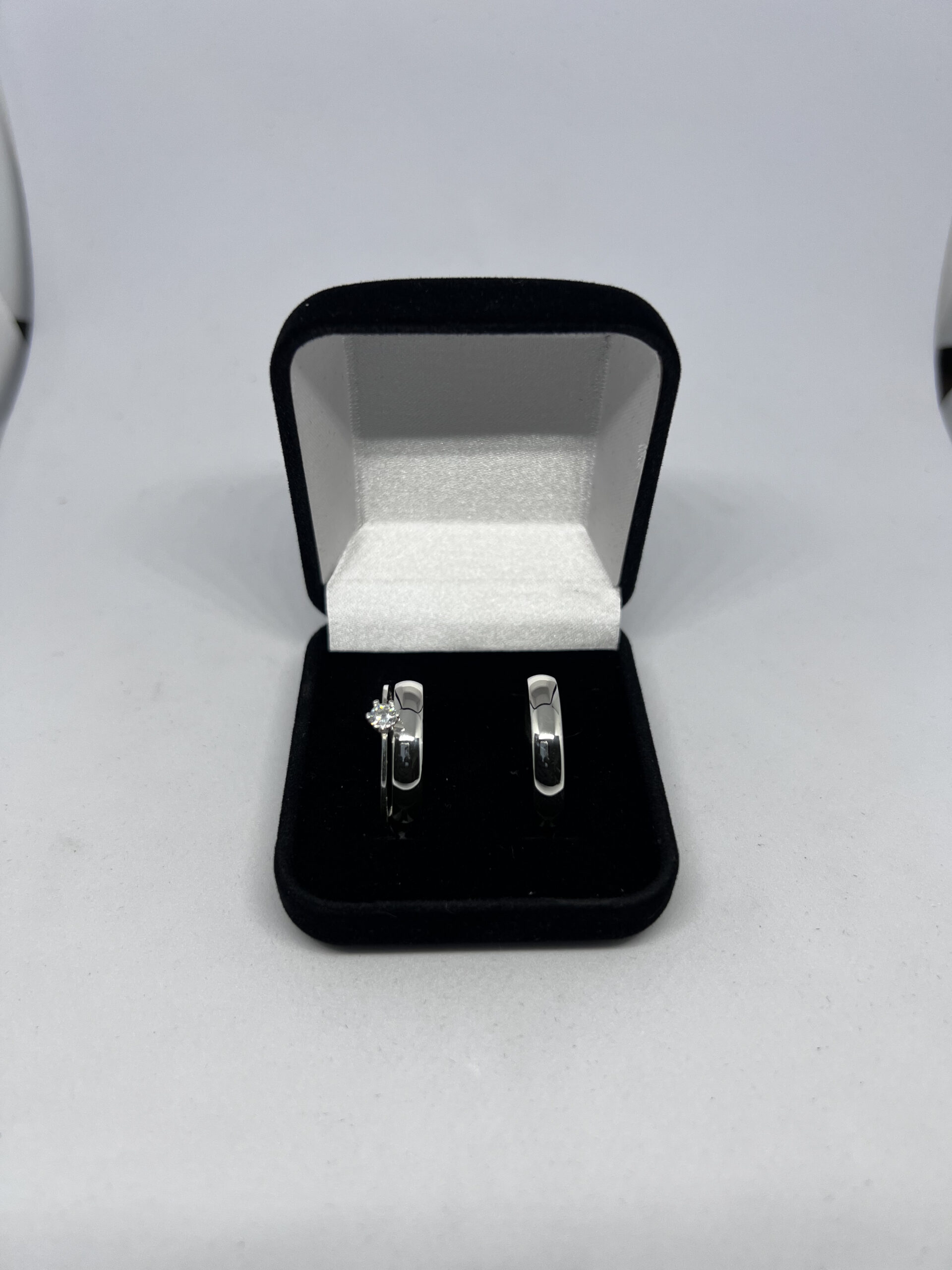 Aliança de prata tradicional 4mm com solitário