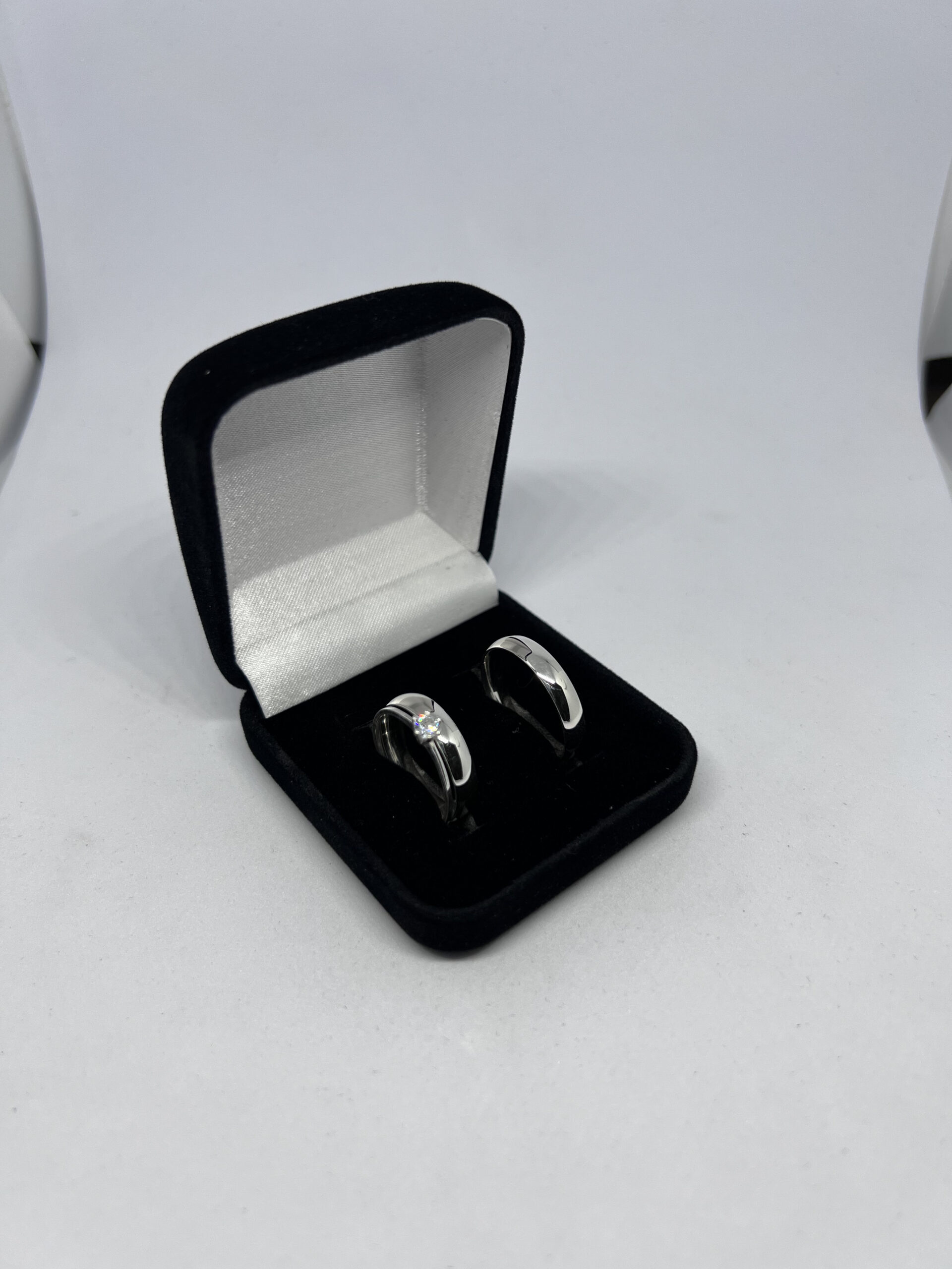 Aliança de prata tradicional 4mm com solitário - Imagem 2