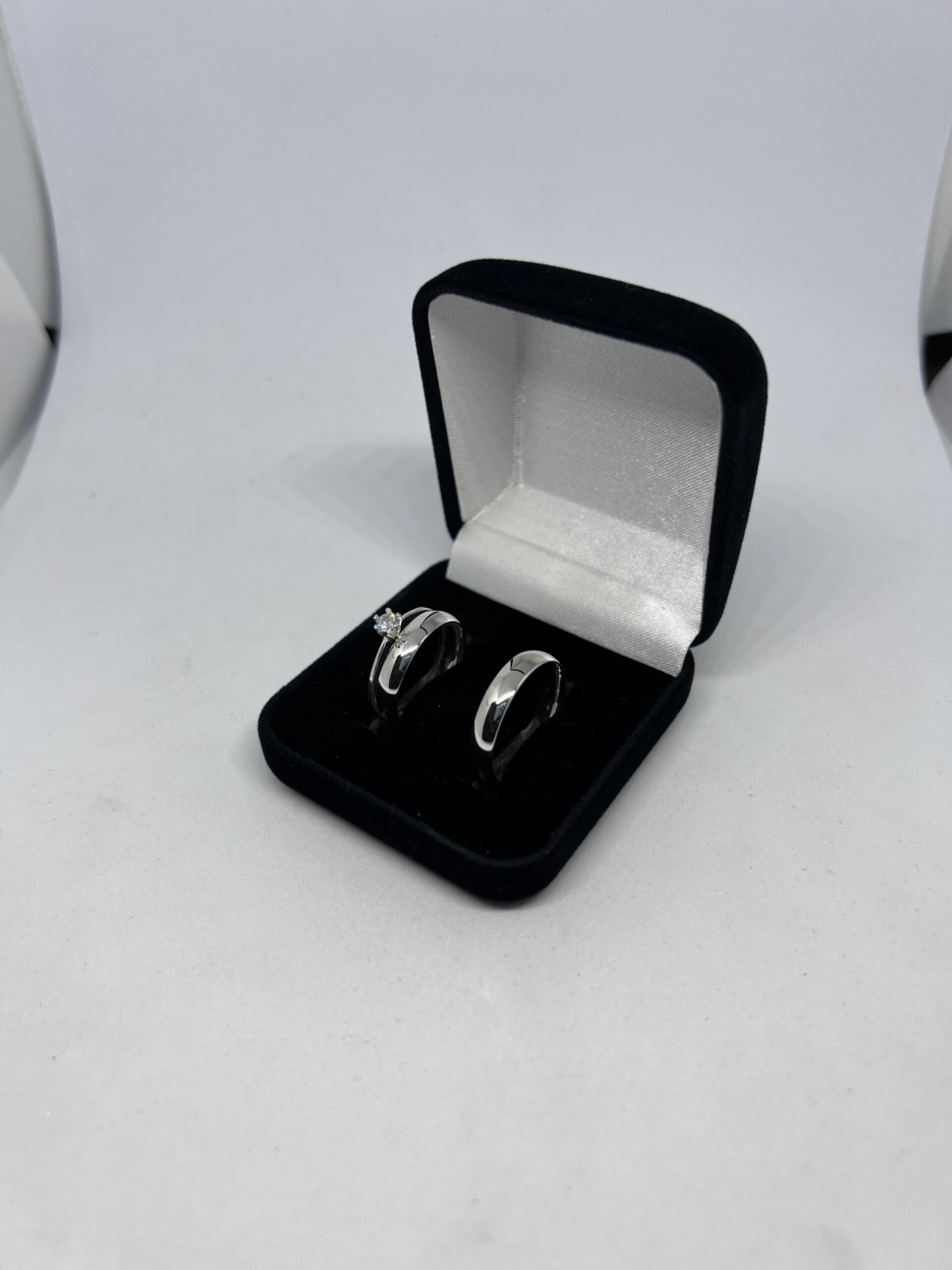 Aliança de prata tradicional 4mm com solitário - Imagem 3