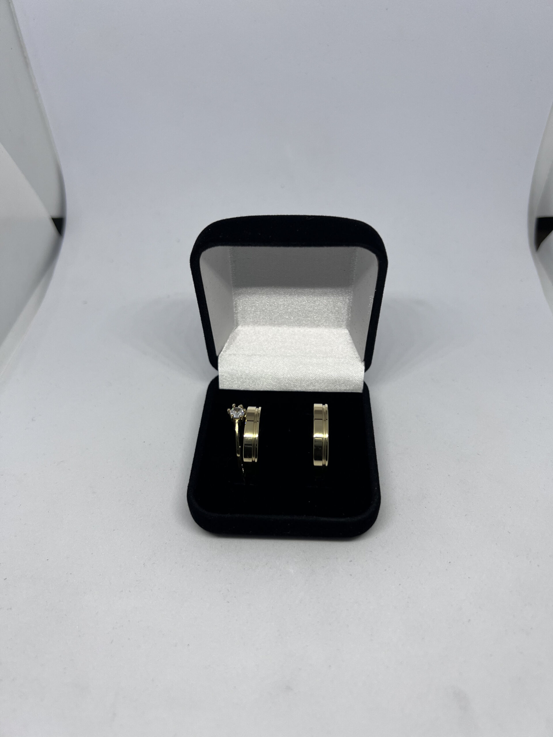 Aliança moeda antiga reta 4mm com solitário tradicional