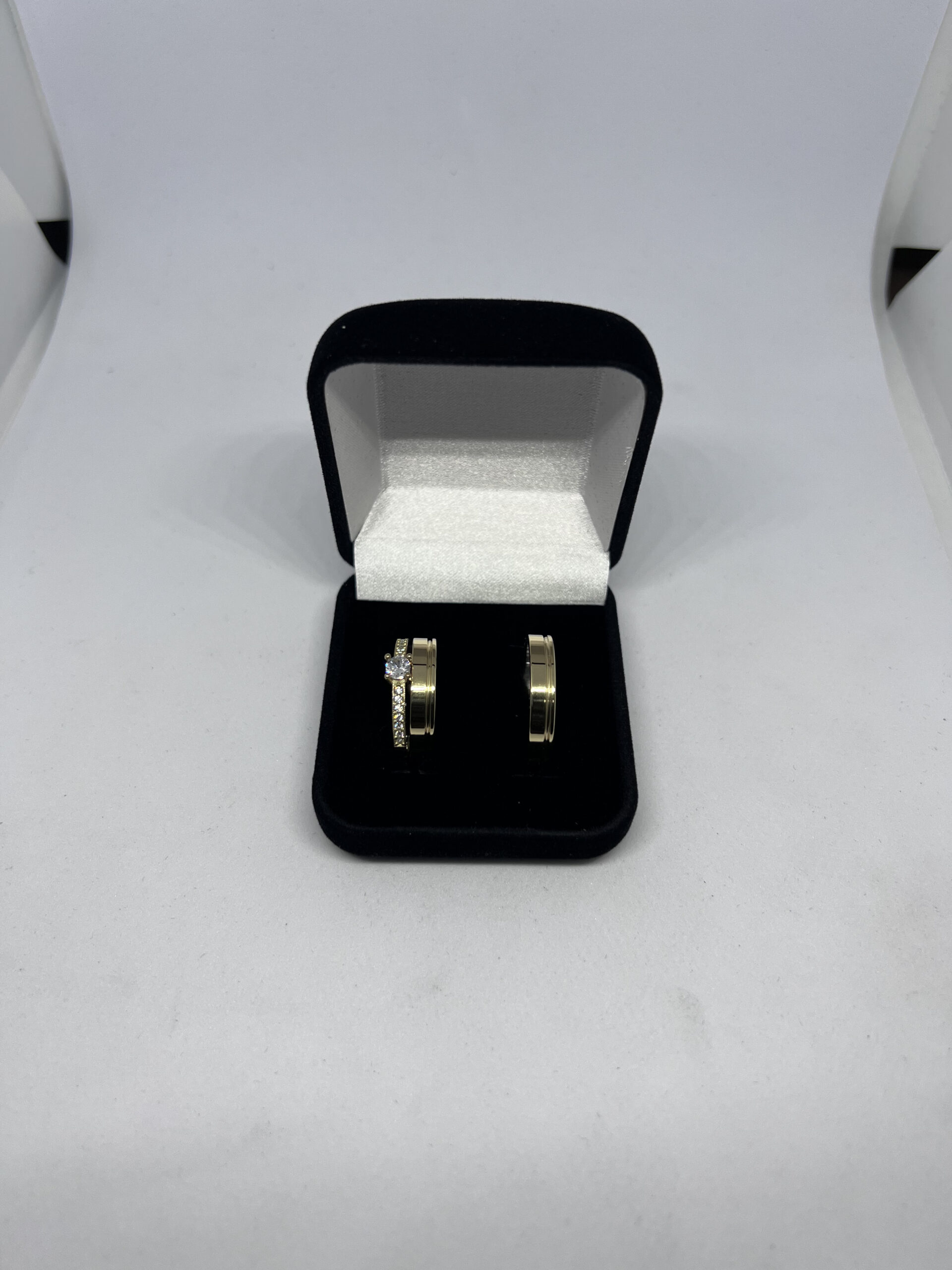 Aliança moeda antiga reta 4mm com solitário cravejado