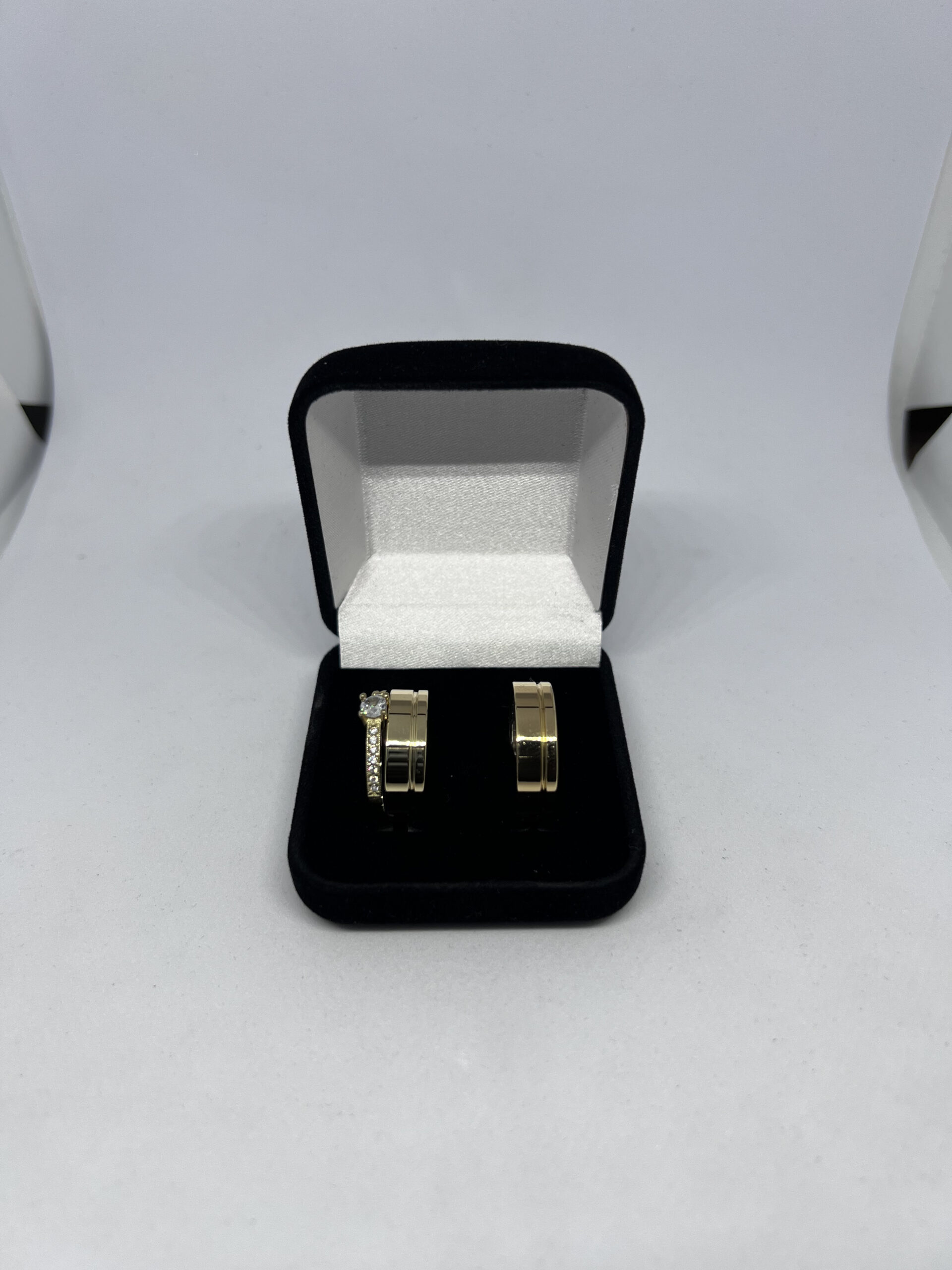 Aliança moeda antiga reta 6 mm com solitário cravejado