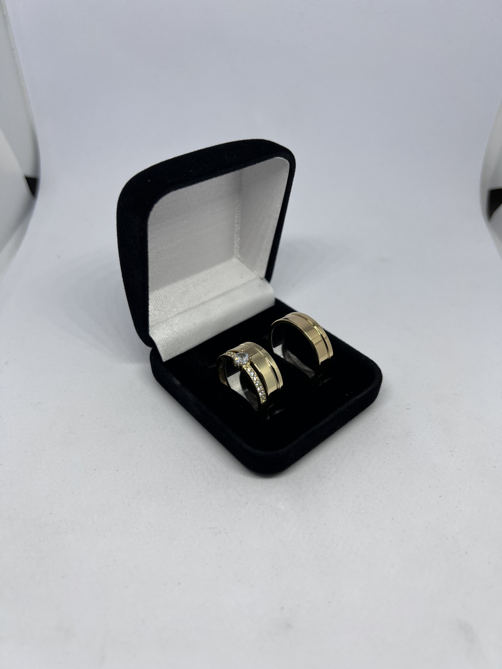 Aliança moeda antiga reta 6 mm com solitário cravejado - Imagem 2