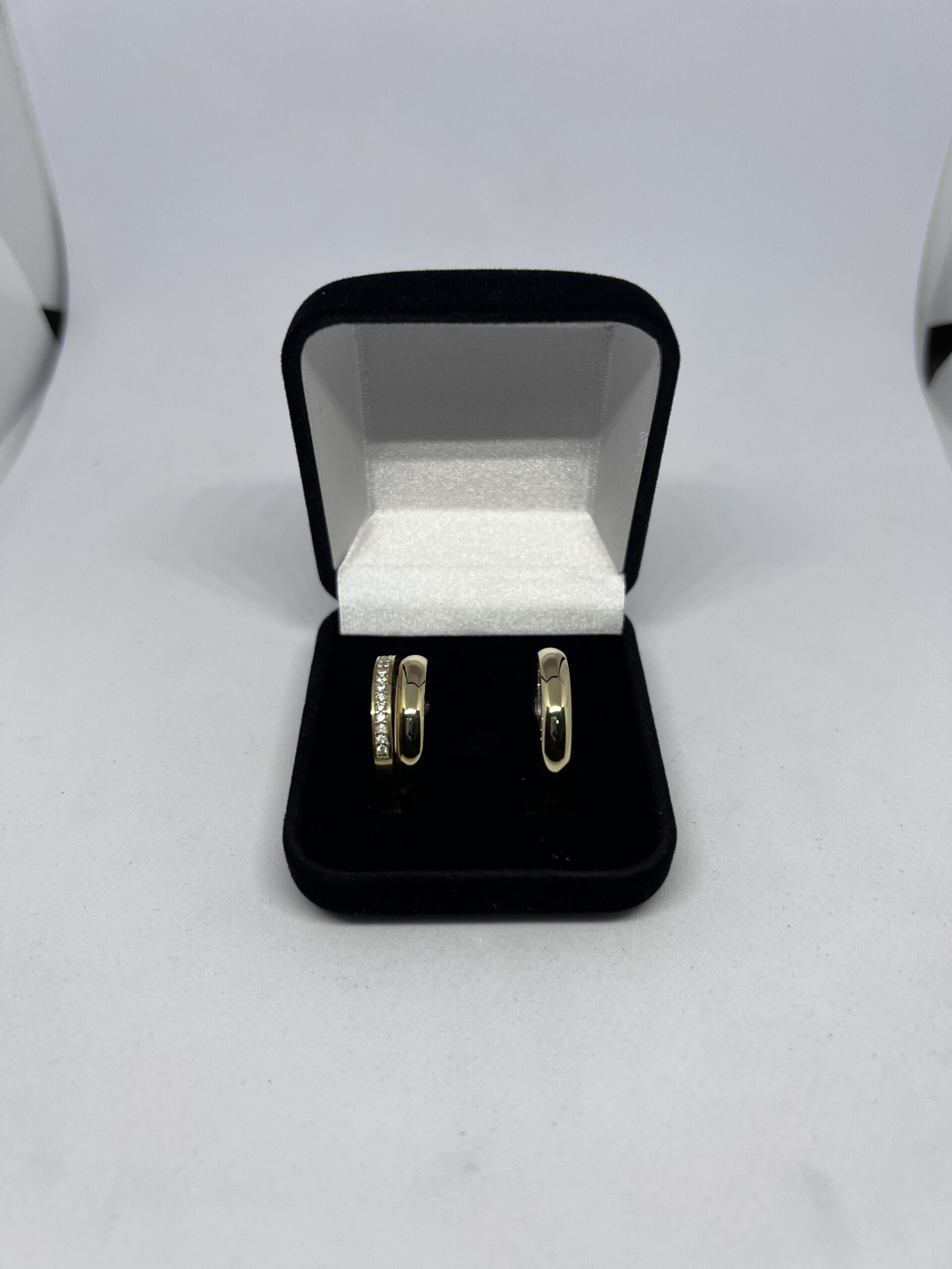 Aliança moeda antiga tradicional 4mm com aparador cravejado