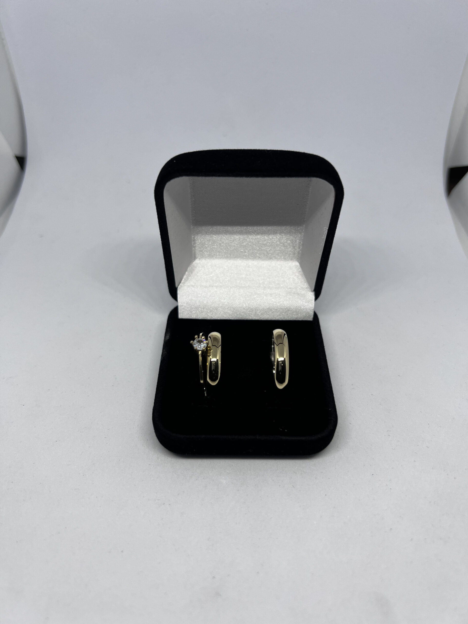 Aliança moeda antiga tradicional 4 mm com solitário tradicional