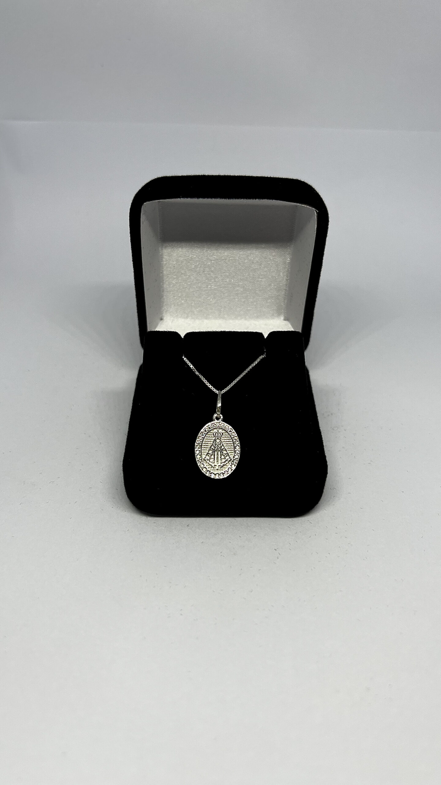 Colar Oval Nossa Senhora Aparecida Cravejada em Prata