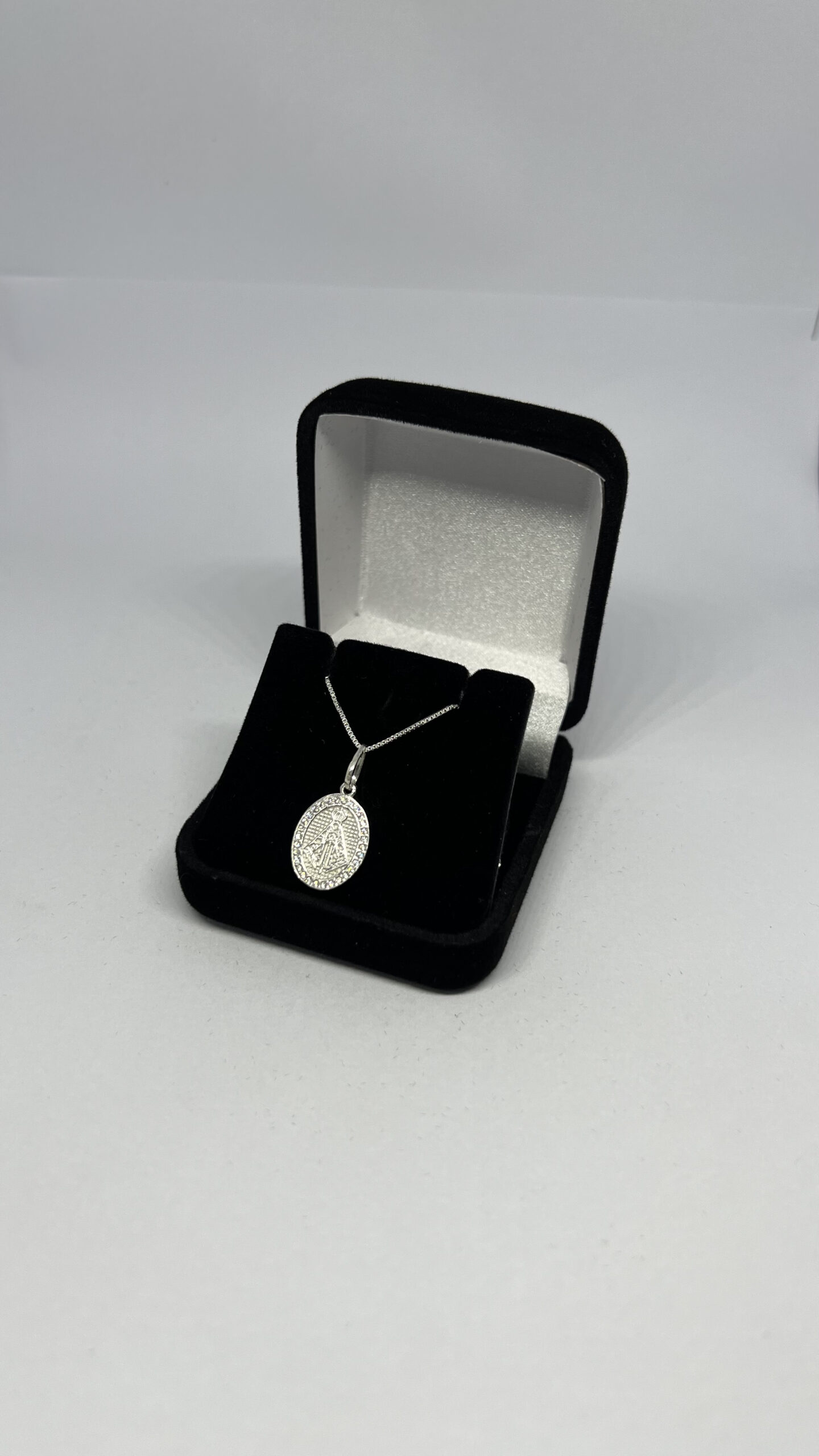 Colar Oval Nossa Senhora Aparecida Cravejada em Prata - Imagem 3