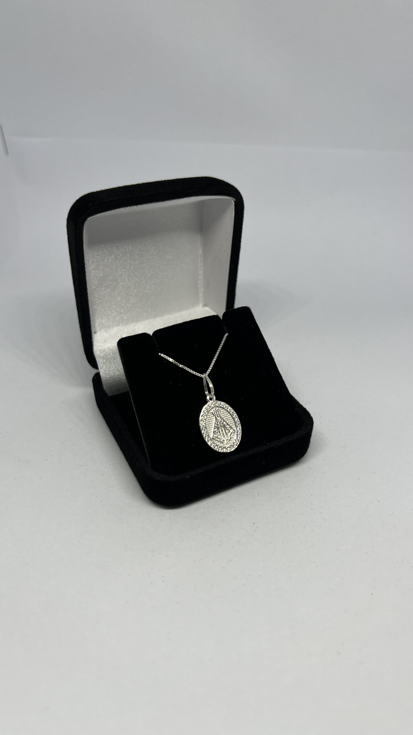 Colar Oval Nossa Senhora Aparecida Cravejada em Prata - Imagem 2